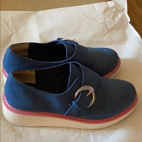 Beautiful blue color shoes - Picture 2 of 4